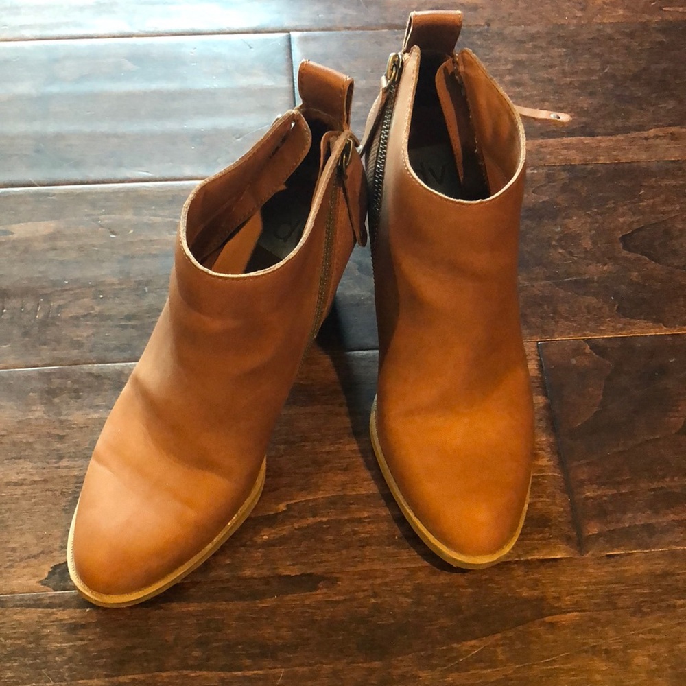 {DV} ankle boots